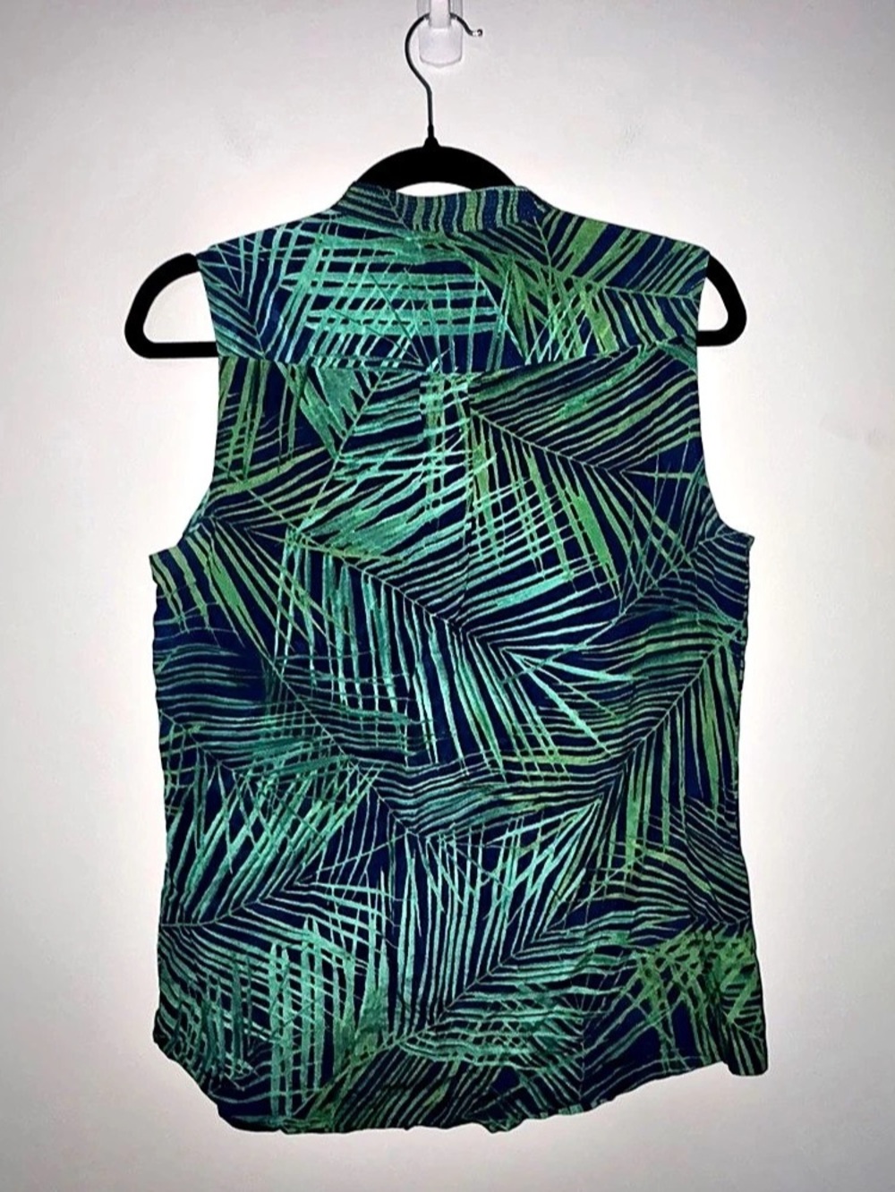 Banana Republic 100% Silk Blouse Size 8 Green Navy Palm Tropical Chic Sleeveless - Picture 3 of 10